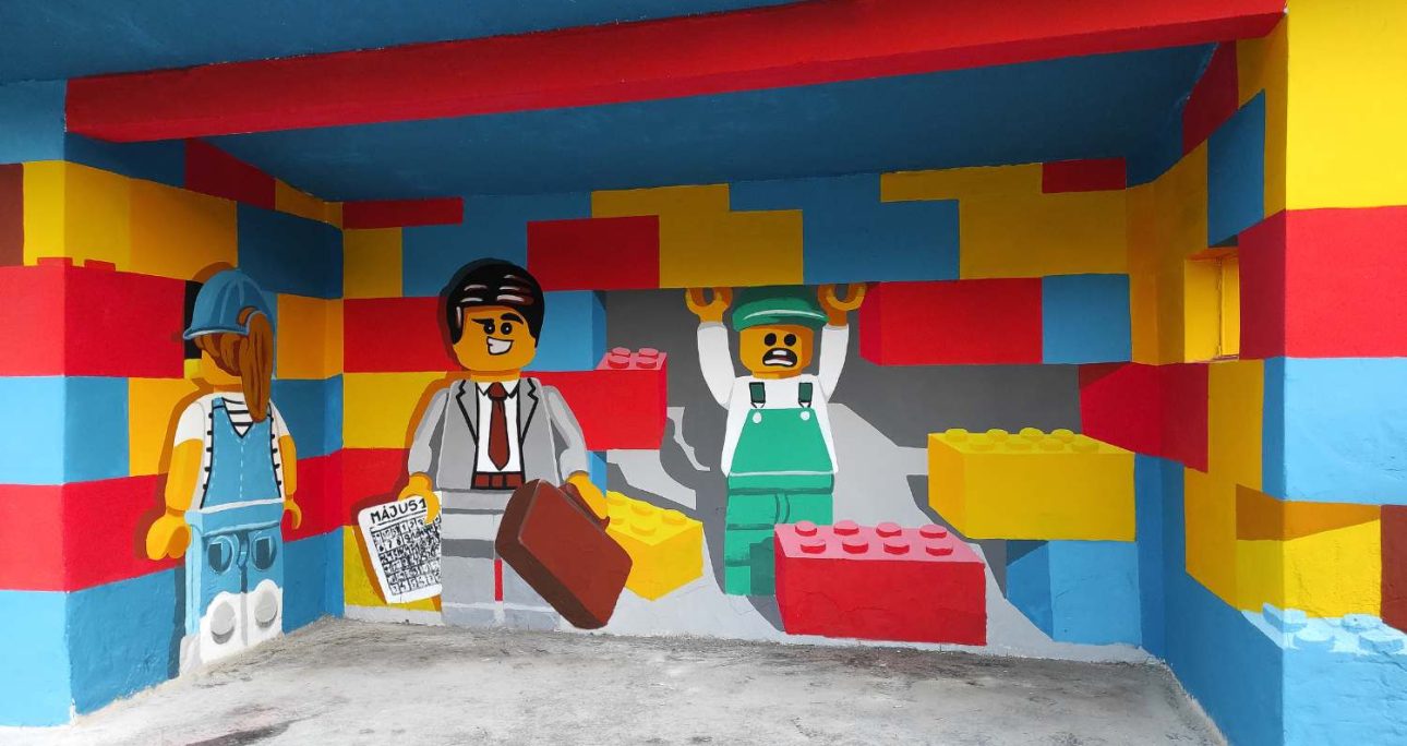 LEGO-buszmegálló Budapesten: így lett játékosabb a 155/156-os megálló a Kútvölgyi úton